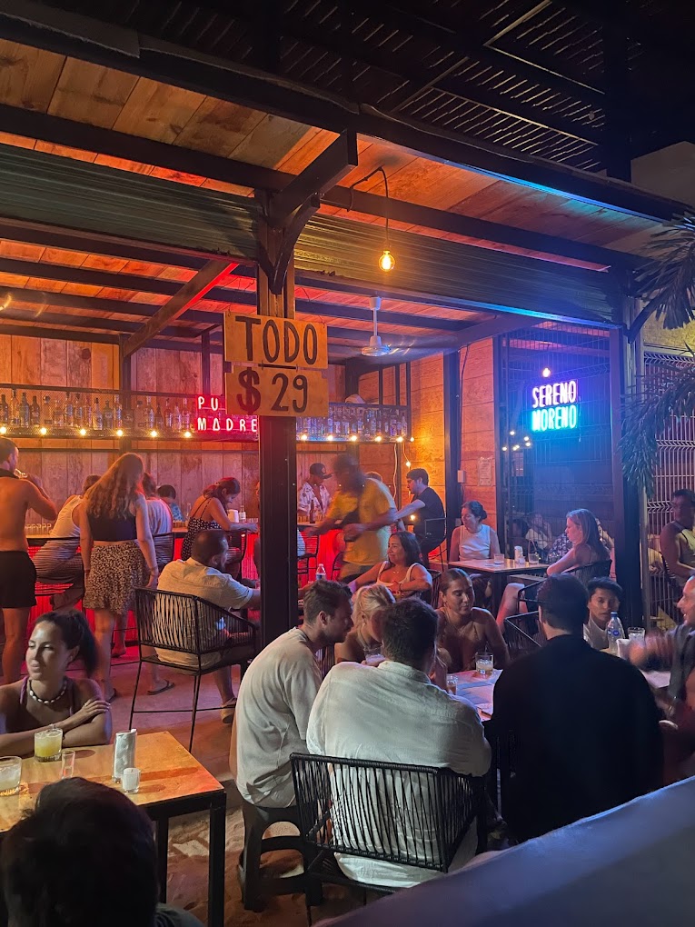 蓬塔马德雷埃斯孔迪多港 酒吧促销，每杯 29 美元